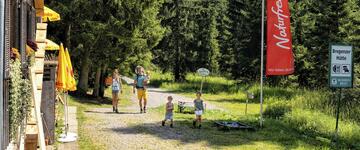 Familienwanderung in Schwarzenberg (c) Johannes Fink - Bregenzerwald Tourismus
